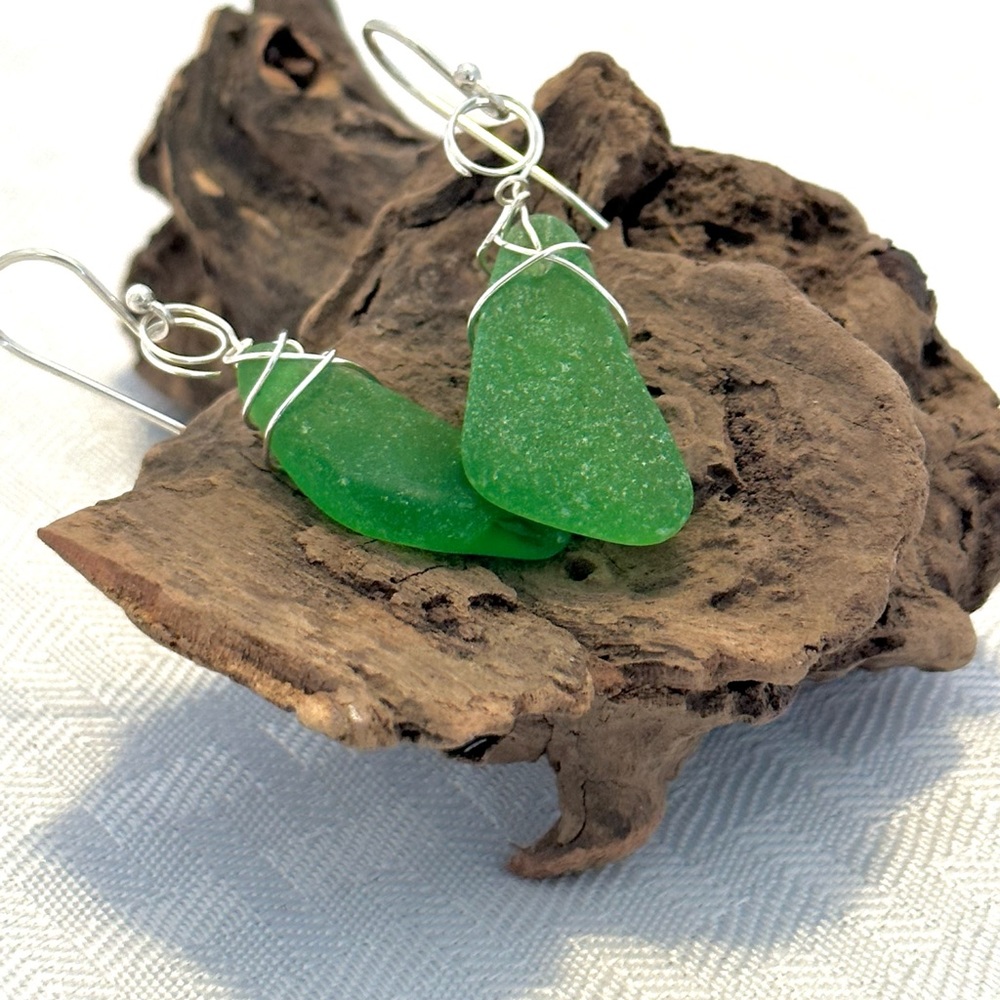 😍🌈😍🌈 LynneAnn’s Trinkets Genuine Kelly Green Hand Drilled Sea Glass Earrings